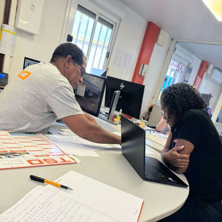 Laurence Allamel (consultante qse en guyane) en plein discussion avec un collaborateurs pour la création d'un audit QHSE